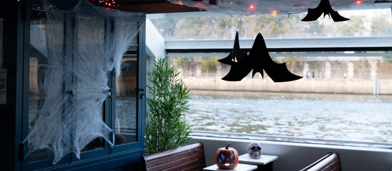 Intérieur du bateau décoré de toiles d’araignée, de chauves-souris, d’une citrouille et d’un crâne